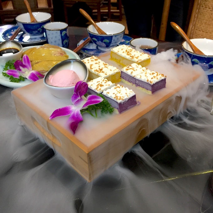 雰囲気のある演出の料理