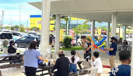 沖縄県うるま市に来たら「うるマルシェ」へ??大道芸しています！